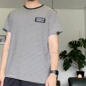 randig t-shirt - randig t-shirt från h&m som jag sytt en egen patch på som sitter bra! storlek M. hund finns i hemmet, tvättas innan utskick. pris + frakt