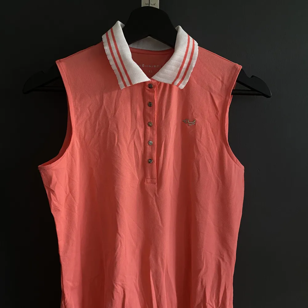Fint korall/rosa färgar golflinne från Röhnisch. Sitter superfint och passar perfekt till sommaren. Storlek XS. T-shirts.