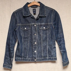 GAP jeansjacka strl M - Mörkblå jeansjacka från GAP i storlek medium. Fint skick, som ny.