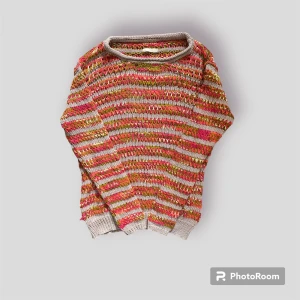 Färgglad stickad tröja - En väldigt fin stickad tröja som är full med massvis av färger. Färgstark! Finns några lösa trådar (som bör gå att stoppa in) men därav det låga priset. XL men mer som en M. 