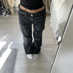 Jeans - Håliga jeans från hm, sparsamt använda ☺️ passar även s