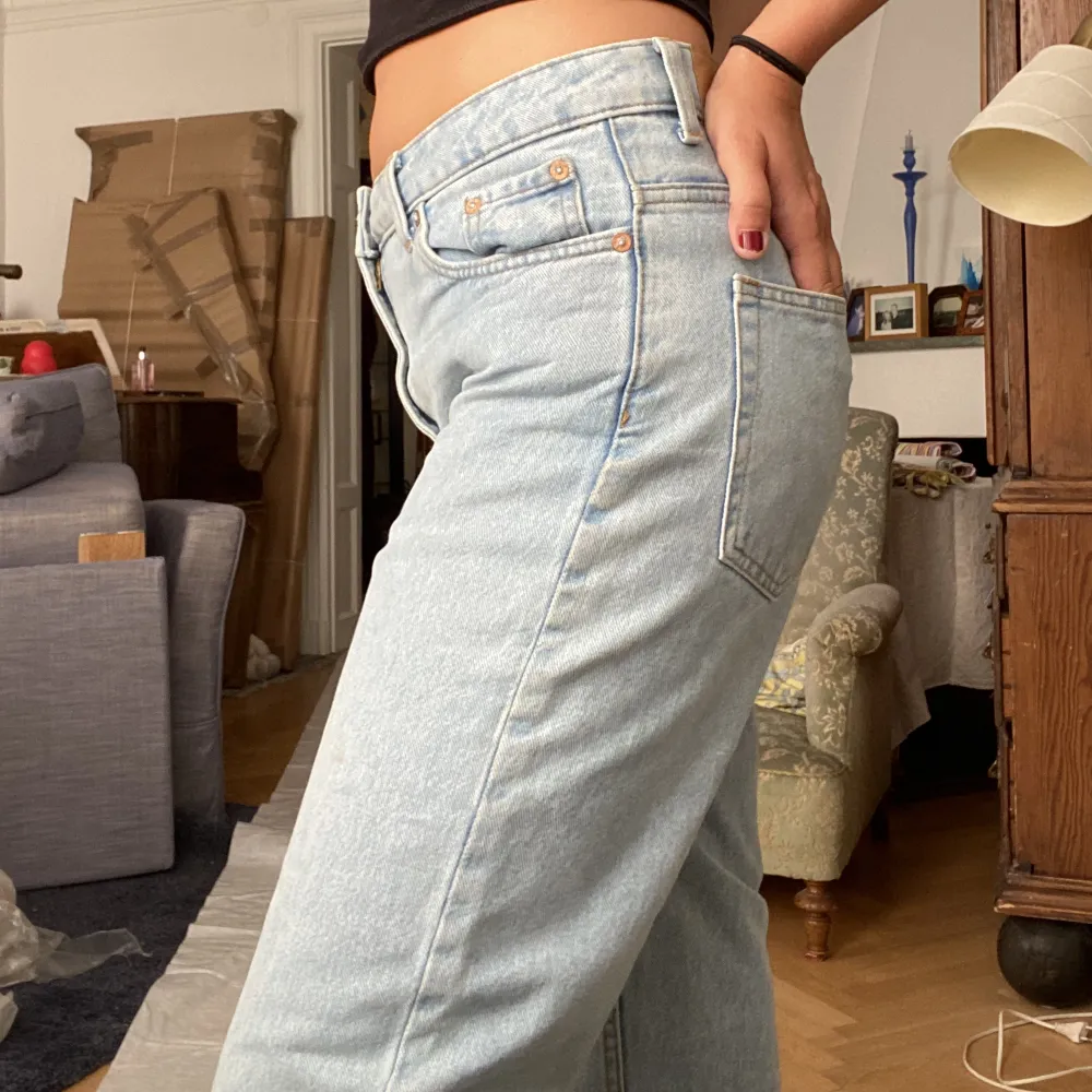 Blå jeans från weekday, modell voyage . Jeans & Byxor.