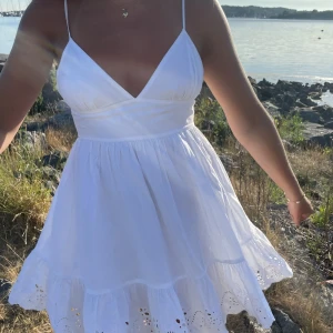 Vit klänning från Zara  - Säljer denna underbara vita somriga klänningen från Zara i storlek small!💓Perfekta klänning att ha både till vardags eller fest! Slutsåld på hemsidan☀️