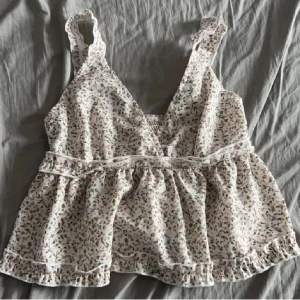 Gullig topp - Jättegullig topp i storlek s, (lånad bild!!), tryck gärna på köp nu❤️