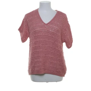 V-ringad topp🎀 - Köpt på Sellpy! I väldigt fint skick och perfekt till sommaren🌞