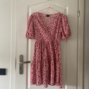 Blommig klänning  - Säljer denna supersnygga blommiga kjolen från Gina Tricot. Säljer pågrund av att den tyvärr inte längre passar min stil. Klänningen har används ett fåtal gånger och har inga defekter. 