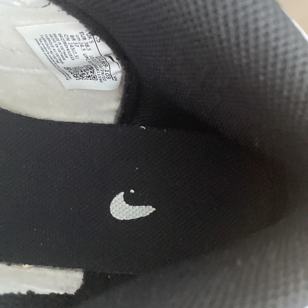 Hej säljer ett par Nike dunk highs i storlek 38.5, scick 8.5/10 då Nike logan på sulan har gått bort lite och skorna har lite Heel drag därav priset.  För mer bilder och frågor är det bara att höra av dig Kan mötas upp och frakta med postnord Mvh Jesper . Skor.