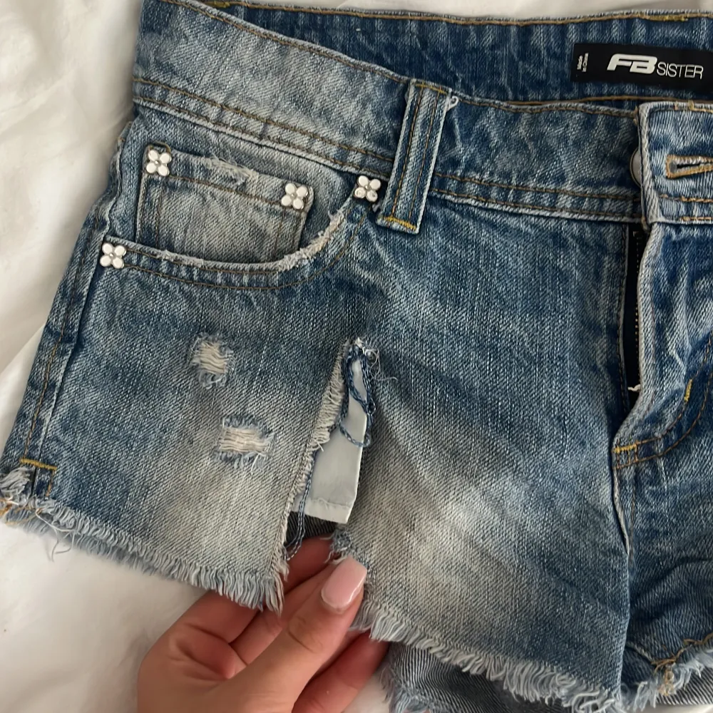 Super coola jeans shorts med snygga detaljer. Har gjort en till reva, se sista bilden! 💕. Jeans & Byxor.