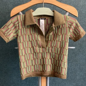 Retro tröja från Zara💕 - Retro kortärmad tröja med mönster. Oanvänd🩷 Mycket bra skick! Sitter tajt på💕