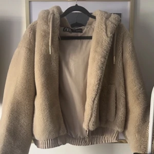 Vinterjacka zara - En varm och super snygg vinterjacka från Zara. Köptes för 600 säljs för 300 kr💘💓