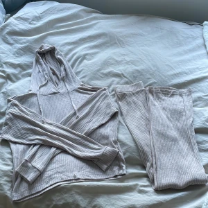 Tröja och byxa (set) - Storlek S i båda, byxorna är egentligen utsvängda men är för små för mig vilket får de att se kortare ut