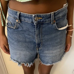 Jeansshorts - Blåa jeansshorts från H&M Divided i storlek 38 men tjejen på bilden har oftast storlek 32/34 och de sitter bra på henne!! 💝💝💝