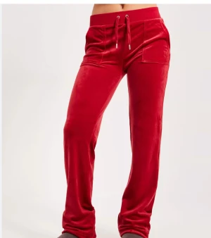 Röda Juicy Coutore Byxor - Säljer dessa fina röda juicy coutore byxor för att dom inte kommer till användning, i fint skick förutom att metalldetaljen på snöret har åkt av (hör av er för egna bilder) .