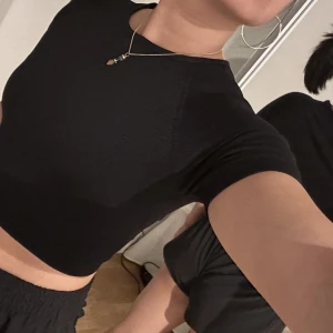 Svart träningströja  - Jätte fin svart träningströja! Stretchig och helsvart, baksidan ser exakt ut som framsidan. Perfekt att springa i eller bara se var ut i 😉💕