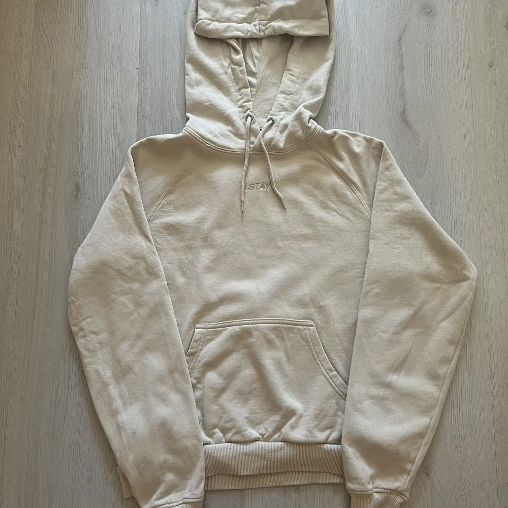 En tjocktröja från carlings som är ljus beige🤍 Använd ett fåtal gånger i stl S. Startpris 500kr💕. Hoodies.