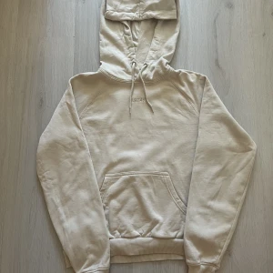 Beige Hoodie - En tjocktröja från carlings som är ljus beige🤍 Använd ett fåtal gånger i stl S. Startpris 500kr💕