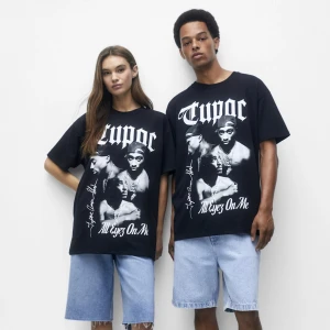 Tupac tröja - Superbra skick, säljer pga att den ej kommer till användning. Original pris:259. Kom privat för fler bilder eller vid frågor. Pris kan diskuteras!💞