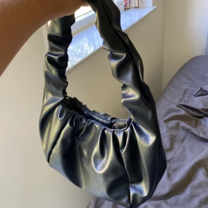 Trendig Sthlmstil-handväska - Supersnygg i läderimitation-  Stockholmsstil 🤩Sparsamt använd. 