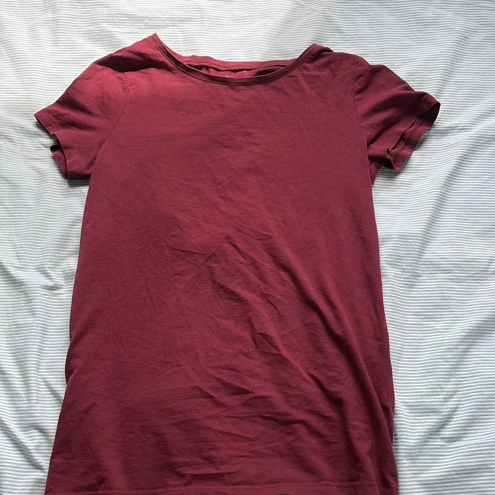 Vinröd t-shirt ifrån Kappahl, aldrig använd, luftigt material ⭐️. T-shirts.