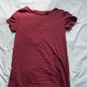 Vinröd t-shirt - Vinröd t-shirt ifrån Kappahl, aldrig använd, luftigt material ⭐️