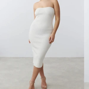 Vit klänning - Säljer en vit klänning från Gina tricot slutsåld nypris 399