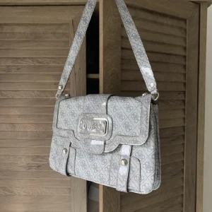 Väska från guess - Väska köpt här på Plick. Den är inte såld!