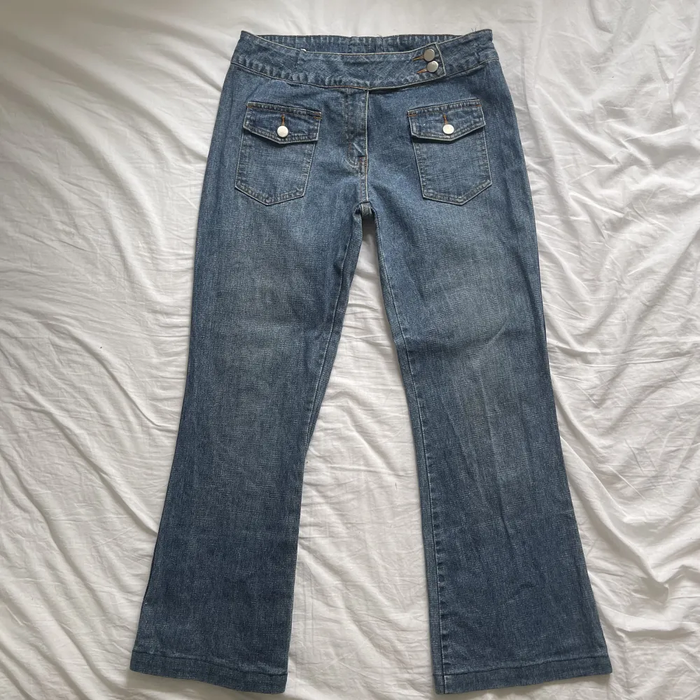 Säljer mina detaljerade lågmidjade Jeans från en vintage butik. Häftiga fickor framtill samt knappar. Jag har XS/S och dessa sitter lite baggy på mig. Passar M också! Nypris 750kr. . Jeans & Byxor.