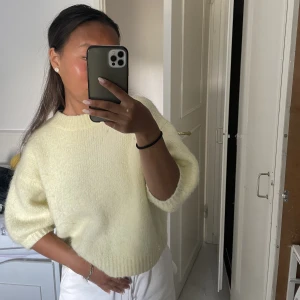 Stickad gul tröja från zara! - Superfin stickad tröja från Zara. Storlek M men jag skulle säga den sitter mer som S! Köparen står för frakt💕 Hör av dig för fler frågor!
