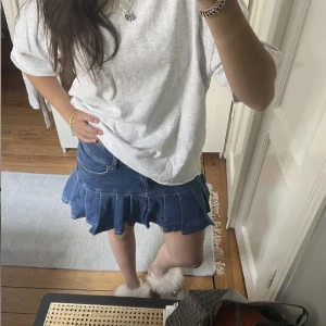 Trendig jeanskjol - Säljer min jeanskjol då den inte kommer till någon användning längre. Nyskick 💕E ute efter snabb affär 