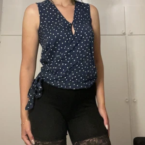Topp/Blus - Topp från Kappahl i storlek 38. Marinblå med vita prickar på. I mycket bra skick.