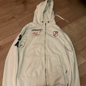 Sebago huvtröja - As snygg vintage Sebago huvtröja!! den är i bra skick och har använts, det finns en liten fläck på högra fickan. storlek M, (köparen står för frakten, tar endast emot swish eller mötes upp i Örebro