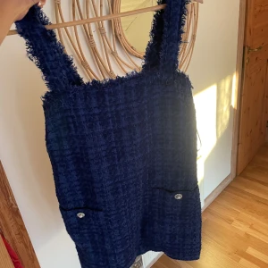 Klänning zara - Jätte fin klänning Man kan ha den med en skjorta under Använd endast en gång 