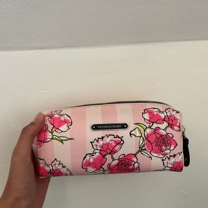 Necessär  - Söt necessär från Victorias secret i fint skick!