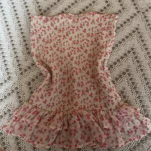 Säljer denna fina kjol ifrån bikbok, säljer pga att den inte sitter bra på mig längre😊 har används några gånger men den är som ny!