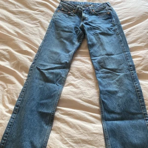 Weekday jeans - Säljer dehär jättefina arrow low weekday jeansen köpta för 500 som bara har legat i garderoben eftersom att de inte passar på mig längre. Lite slitna nere vid foten men annars i väldigt bra skick💕‼️tar helst swish‼️