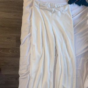 Vida byxor  - Vita vida byxor ifrån Nelly, lappen har åkt av men tror att dom är i storlek 38-40, har blivit lite noppriga och lite mörkare i tyget 