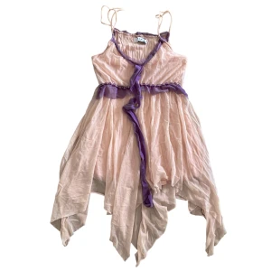 Y2k Mesh Top - Så sött asymmetriskt smutsrosa /beige linne med knytning, pärlor och volanger!💕Luftig och skön! She’s giving Skogsrået💅🏻I fint skick! Storlek Xs!💋