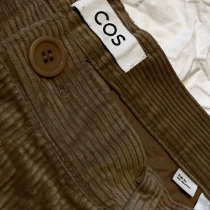 Manchesterbyxor från COS (54) - Beiga manchesterbyxor från COS. Vanlig passform, knappt använda.