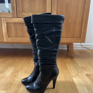 Guanto Nero klackskor  - As snygga klackskor från Scorett i modellen Guanto Nero, storlek 39. Klacken är 11 cm och dem är sparsamt använda. Nypris: 1799kr🩷 hör av er vid frågor eller intresse🤩 pris kan diskuteras vid snabb och smidig affär🩷