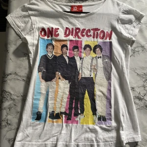 One direction tröja - En 1D tröja som aldrig använts.