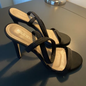 Svarta klackar - Endast använda en gång. Storlek 39, passar till det mesta<3