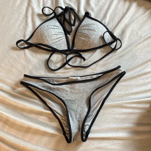 Bikini - Två jättefina bikinis från H&M som tyvärr är för små för mig, den gråa är i storlek S och den gröna är i storlek XS. Använt mellan 2-3 gånger. Om man vill köpa båda kostar de 180kr och vill man ha en utav dom kostar de 99kr. Pris kan diskuteras.
