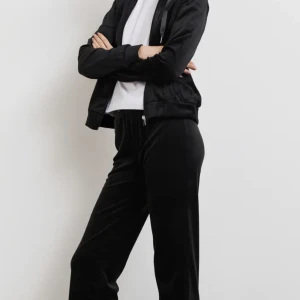 Mjukissett - Cecilia velour trousers set från gina tricot, byxorna är storlek xxs och tröjan xs, nästan helt oanvänd med fantastiskt skick och magiskt material, säljer för 129 och orginalpris 229
