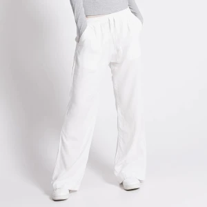 Linnebyxor lager 157 - Säljer mina linnebyxor från lager 157 i bra skick. Är slutsålda på hemsidan. Går att ha både som high waist och vika ner till low waist. Köparen står för frakten och dm för mer information eller bilder på🫶