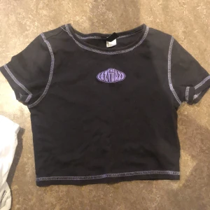 T shirt  - Det är en tröja som inte är så andvänd bara ett par få gånger🌸❤️‍🩹