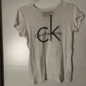 Vit T-shirt från Calvin Klein, fint skick! 