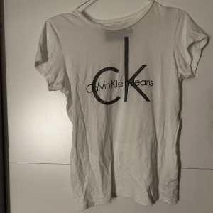 T-shirt  - Vit T-shirt från Calvin Klein, fint skick! 