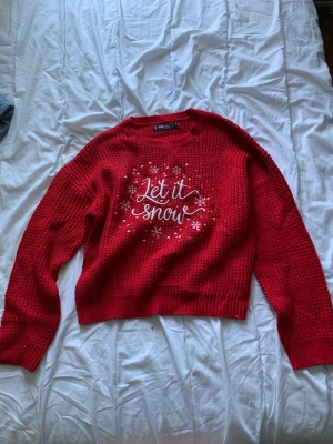 Tjock, stickad jultröja ! - Väldigt lång, stickad jultröja. Nypris 200. 