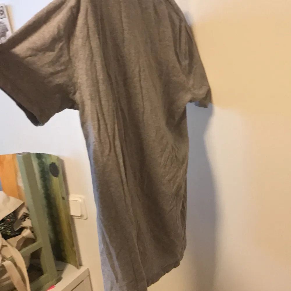 Sjysst Levi tröja som köptes på en secondhand butik för 150kr fast har ej använt och säljer därför. Är i jätte bra kvalitet och såå bekväm!. T-shirts.