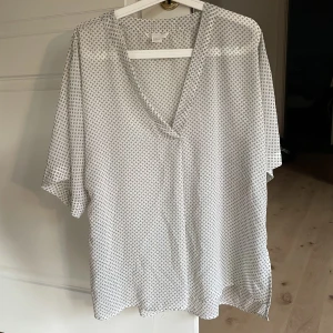 Mönstrad tröja  - Mönstrad tröja med små blommor 